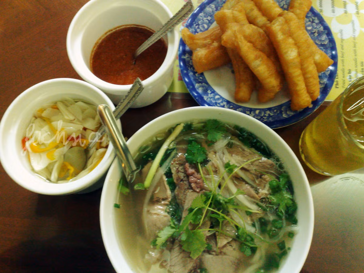 Hà Nội là thiên đường của nhiều món đặc sản ngon. Tuy nhiên món ăn đáng được nhắc đến nhất và luôn đứng đầu danh sách được yêu thích là món phở Hà Nội.