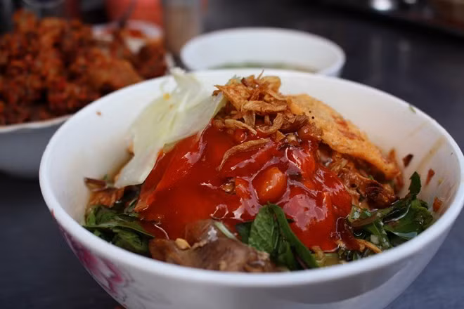 Phở chua Lạng Sơn được làm từ bánh phở tươi thái nhỏ trộn với các loại gia vị, thịt xá xíu, lạc rang giã nhỏ, trứng vịt lộn và nước sốt. Món ăn đặc sản này được chế biến khá cầu kỳ và hương vị chua ngòn ngọt, cay cay, bùi bùi rất ngon lành.