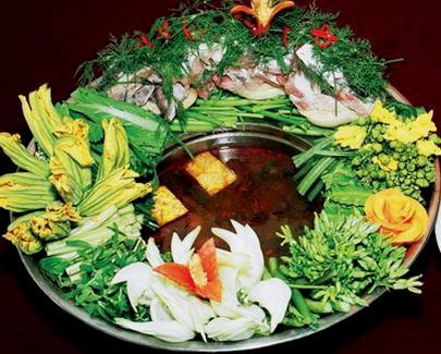 Lẩu mắm là một món ăn tổng hợp đầy đủ các sản phẩm từ biển cả, ao hồ, ruộng đồng sông ngòi. Đây là món ăn ngon tuyệt của đất Long An.