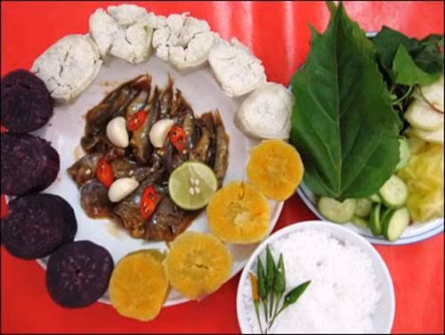 Bình thường, người ta chỉ ăn khoai lang luộc không nhưng người dân Vĩnh Long lại sáng tạo ra món khoai luộc chấm với mắm sống rất tuyệt vời