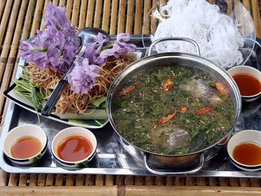 Lẩu bần phù sa đặc sản Cần Thơ. Món ăn được chế biến từ nguyên liệu cực kì dân dã là trái bần. Lẩu bần ngon là lẩu nấu từ bần chín, vị lẩu phải chua chua thanh thanh và còn có mùi thơm riêng của loại cây bần.