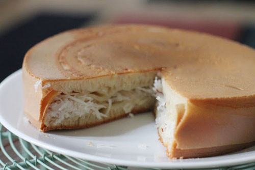 Bánh bò nhân dừa lạ miệng với nhân dừa bên trong được chế biến khéo nên ăn ngọt và ngậy, không hề ngán nên rất được yêu thích. Ảnh: Món ngon.