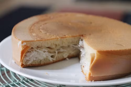 Bánh bò nhân dừa lạ miệng với nhân dừa bên trong được chế biến khéo nên ăn ngọt và ngậy, không hề ngán nên rất được yêu thích. Ảnh: Món ngon.