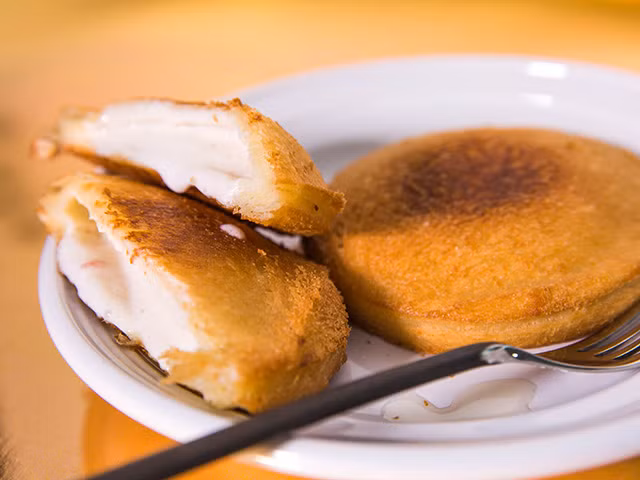 Bánh kẹp kem cũng là món ngon ăn vặt mới xuất hiện và rất được yêu thích. Món ăn có lớp vỏ ngoài nóng trong lạnh của kem rất vui miệng khi ăn. Ảnh: Món ngon môi ngày.