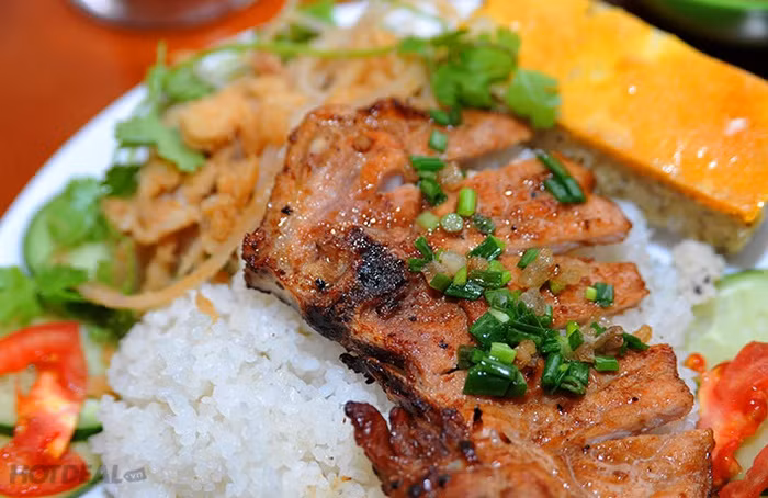 Món ăn đơn giản chinh phục được trái tim ông hoàng nhạc Việt Đàm Vĩnh Hưng chính là cơm tấm. Ảnh: Dân Việt.