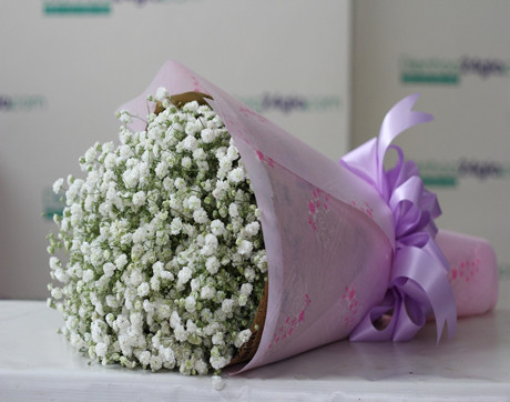 ... hoặc dùng giấy gói bó hoa lại. Chắc chắn cô nàng của bạn không thể từ chối món quà đáng yêu này.