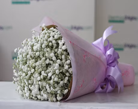 ... hoặc dùng giấy gói bó hoa lại. Chắc chắn cô nàng của bạn không thể từ chối món quà đáng yêu này.