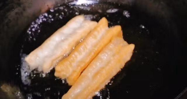 Cho dầu vào chảo đun nóng thì thả bột vào, rán ở nhiệt độ thấp cho đến khi quẩy nổi. Lúc này cần dùng đũa xoay liên tục để quảy phồng đều.