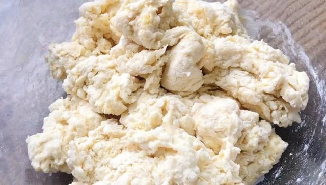 Sau đó thêm sữa và khuấy bằng đũa cho đến khi bột trộn đều. Nên đổ sữa từ từ để trộn bột được đều.