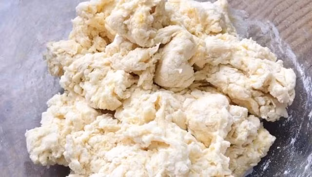 Sau đó thêm sữa và khuấy bằng đũa cho đến khi bột trộn đều. Nên đổ sữa từ từ để trộn bột được đều.