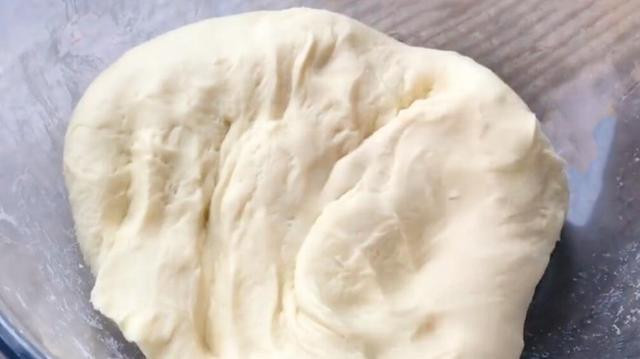 Ta không dùng cả tay nhào như bột bánh mỳ, mà chỉ dùng phần mu bàn tay ấn vào bột. Lúc đầu, bột có thể dính vào tay của bạn.