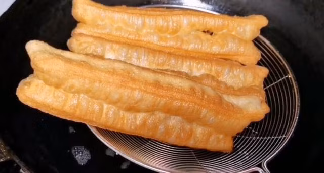 Món quẩy trông vàng ruộm, trong rỗng, ngoài giòn, trong mềm, rỗng ruột, hương vị sữa đặc thơm ngậy.