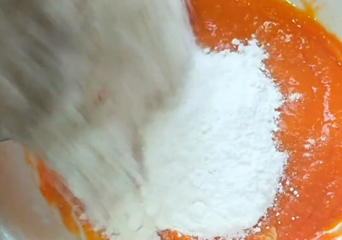 Cho tiếp 300g bột mì vào trộn đều.