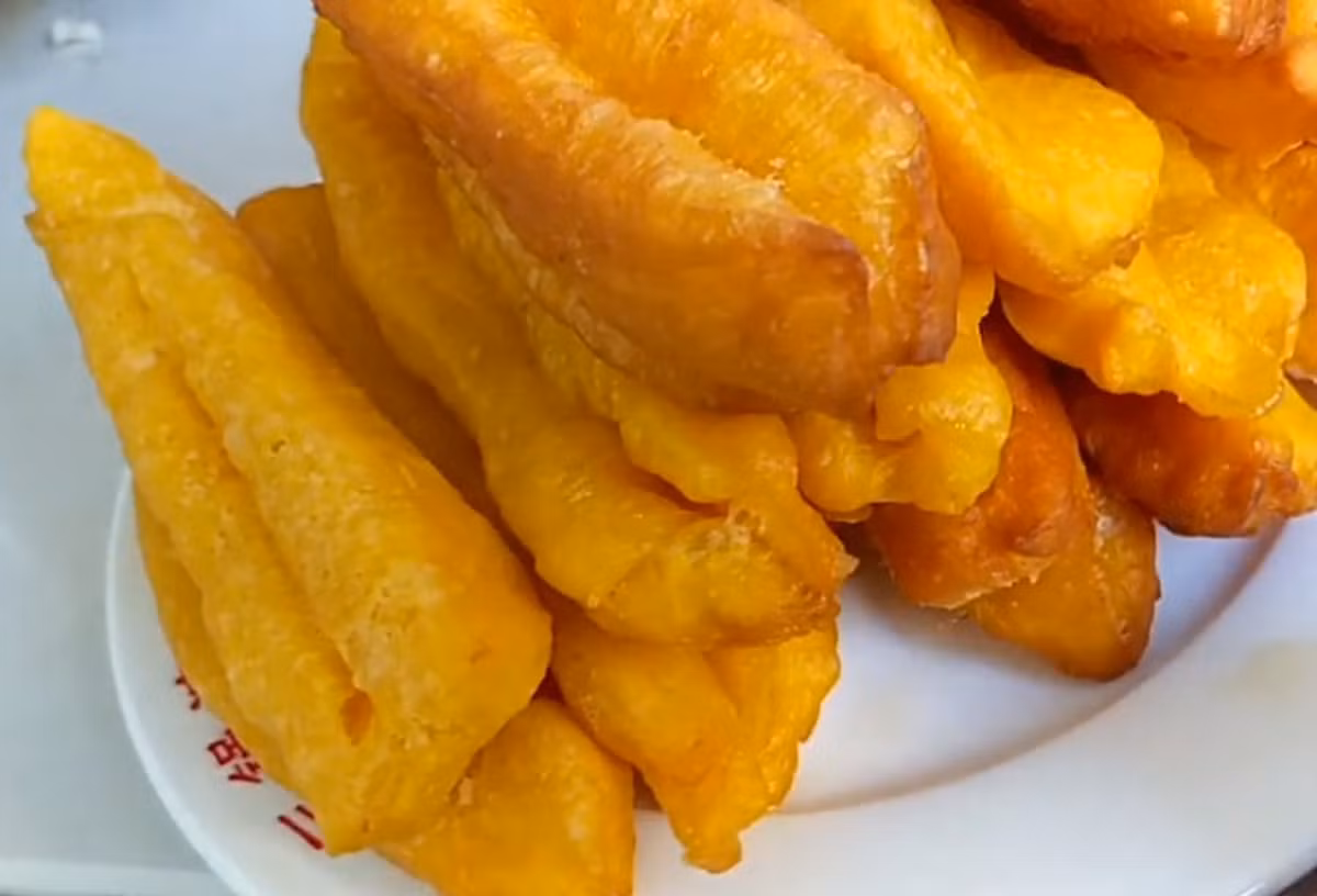 Chiên cho đến khi các miếng quẩy cà rốt vàng, giòn, vẩy ráo mỡ rồi cho ra đĩa. Vậy là chúng ta đã có món ngon, đơn giản từ cà rốt làm đồ ăn vặt cho cả nhà.