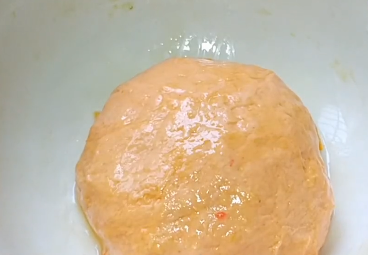 Sau khi nhào bột mềm, ta xoa một ít dầu ăn bên ngoài, bọc lại bằng màng bọc thực phẩm để bột nở gấp đôi.