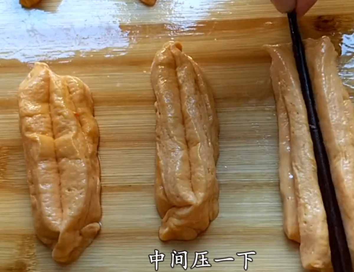 Chia bột thành các sợi dài, ép 2 sợi vào một như cách làm quẩy.