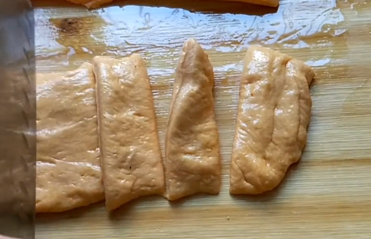 Sau khi bột đã nở, ta chia bột thành các phần nhỏ bằng nhau. 