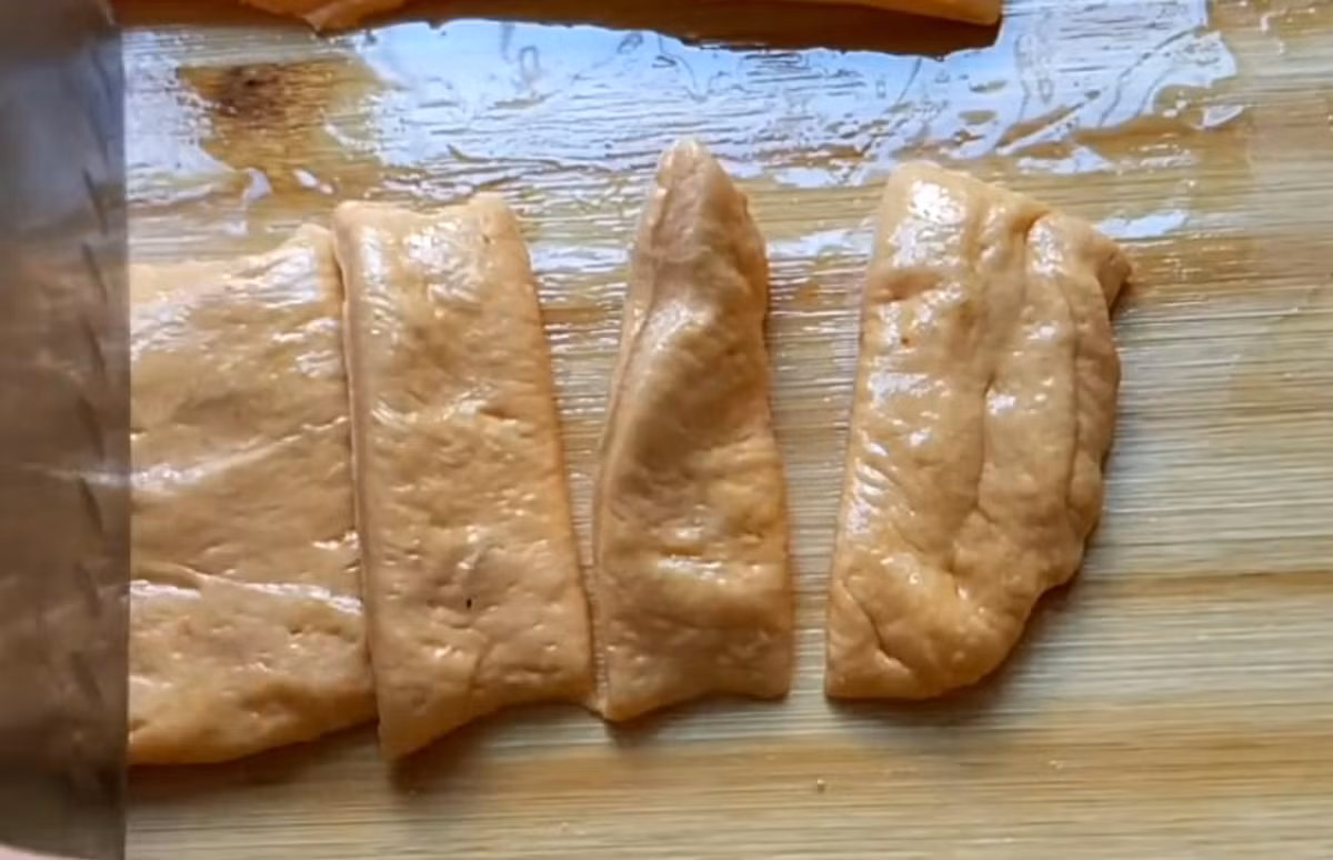 Sau khi bột đã nở, ta chia bột thành các phần nhỏ bằng nhau. 