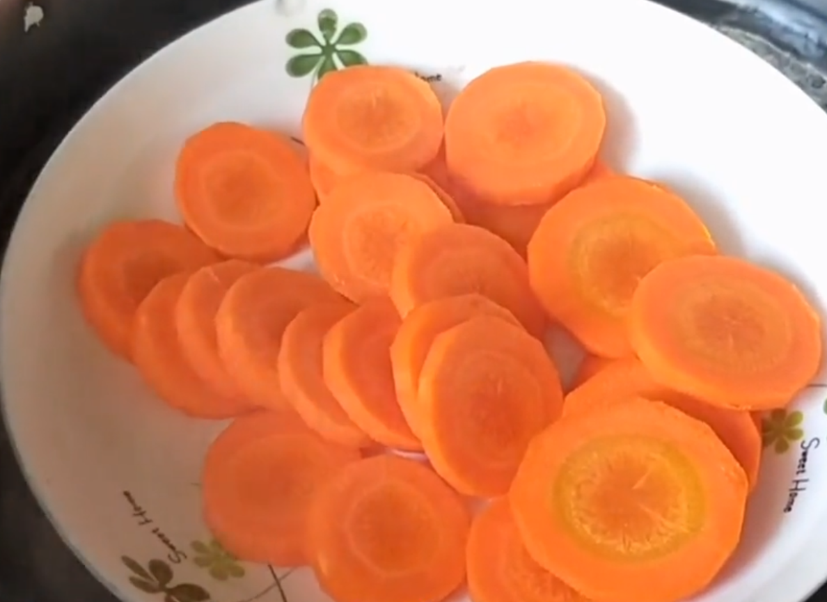 Đầu tiên ta nạo vỏ, cắt lát rồi hấp cà rốt 20 phút.