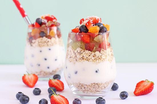 Nếu bạn ăn các loại sữa chua nhiều vị với hàm lượng đường cao, thì tình trạng lên men trong dạ dày sẽ nhiều hơn, khiến bạn cảm thấy đầy hơi và chướng bụng. Ảnh: dayphache.