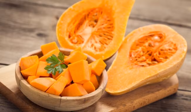 Bí đỏ có thể giữ được khá lâu, ít nhất 1 tuần nếu để ngoài và 2-3 tuần nếu để trong tủ lạnh. Nếu bạn bảo quản trong ngăn đá thì thời hạn sử dụng còn kéo dài nữa. Ảnh: healthplus.