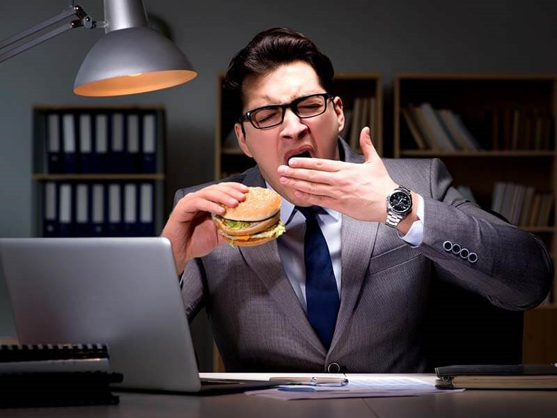 Bên cạnh đó, người bị mỡ cao không nên ăn tối quá muộn. Ảnh: onecmscdn.