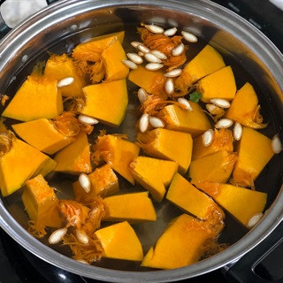 Thực phẩm chứa ít cholesterol dành cho người bị mỡ máu cao bao gồm ngũ cốc, thịt nạc, bí đỏ, nấm hương,...Ảnh: cooky.