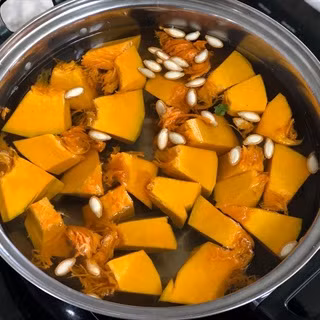 Thực phẩm chứa ít cholesterol dành cho người bị mỡ máu cao bao gồm ngũ cốc, thịt nạc, bí đỏ, nấm hương,...Ảnh: cooky.