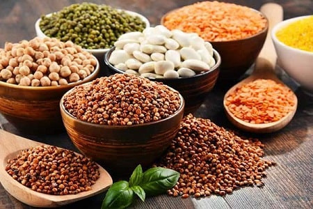 Người bị mỡ máu cao cũng nên ăn thực phẩm chứa ít cholesterol vì hàm lượng cholesterol tăng sẽ kéo theo lượng mỡ có trong máu cũng tăng theo. Ảnh: hoanluu.