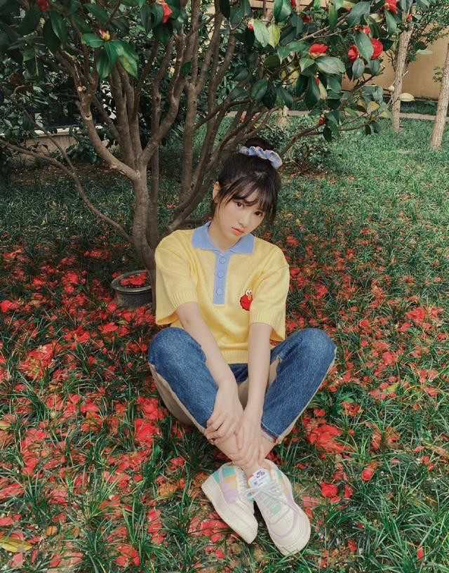 Sở hữu khuôn mặt trong sáng, Hotgirl 9x ưa thích những bộ trang phục đơn giản, khỏe khoắn, tôn lên vẻ đẹp thiên thần.