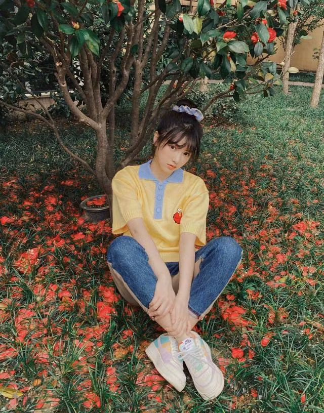 Sở hữu khuôn mặt trong sáng, Hotgirl 9x ưa thích những bộ trang phục đơn giản, khỏe khoắn, tôn lên vẻ đẹp thiên thần.