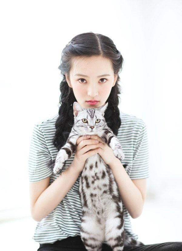 Gần đây, Hoàng Xán Xán gây xôn xao với những hình ảnh kém lộng lẫy, dấy nghi vấn chỉnh sửa nhan sắc.