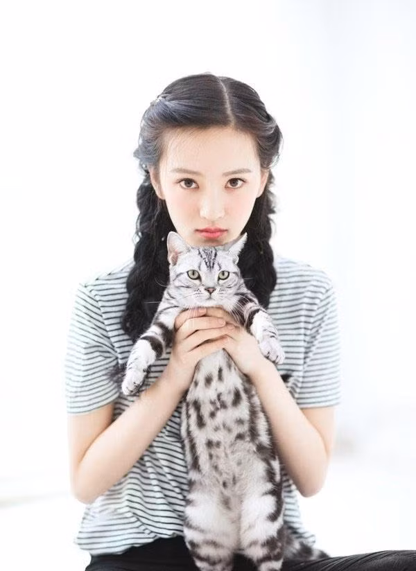 Gần đây, Hoàng Xán Xán gây xôn xao với những hình ảnh kém lộng lẫy, dấy nghi vấn chỉnh sửa nhan sắc.