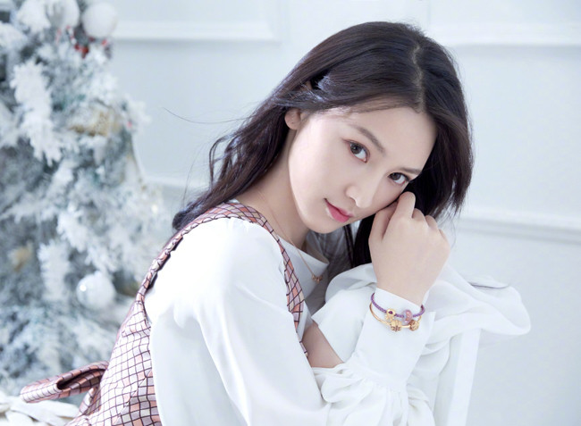 Áo trắng mềm mại kết hợp váy yếm thắt nơ khiến người đẹp càng thêm thướt tha, như một cô tiểu thư duyên dáng.