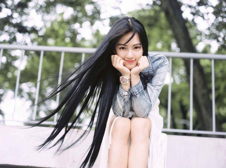 Là sinh viên khoa Nghệ thuật biểu diễn của Đại học Vũ Hán, Trung Quốc, cô được ca ngợi và xưng gọi là Nữ thần Vũ Hán.