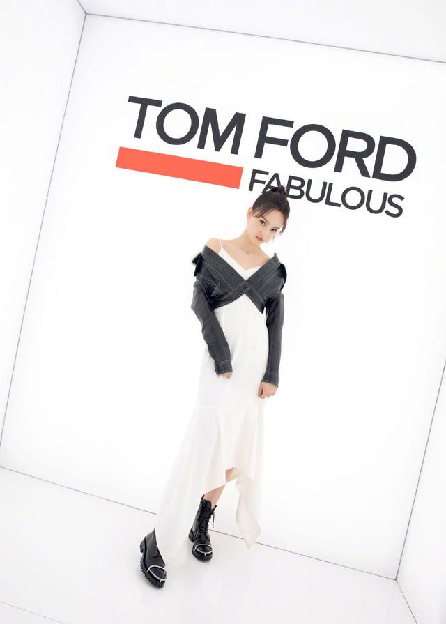 Chỉ là một chiếc váy trắng khá đơn giản, nhưng cách Nữ thần Vũ Hán kết hợp với áo da đen đã khiến chúng trở nên "chất lừ".