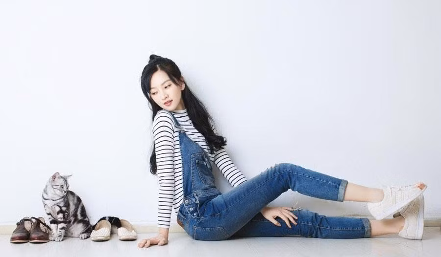 Có lúc khỏe khoắn và đáng yêu với quần yếm cài hờ hững.