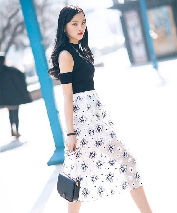 Lựa chọn trang phục dạo phố với đường khoét ở tay áo khiến bộ trang phục kín đáo mà vẫn muôn phần gợi cảm.