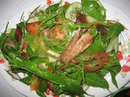 Ở miền Trung cũng có một loại cây cùng tên sầu đâu nhưng có hoa màu tím và lá có độc không ăn được. Ảnh: dantocmiennui.