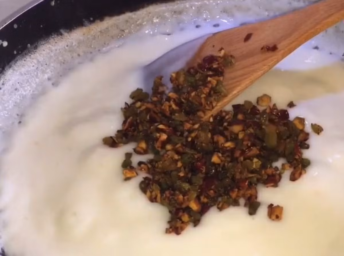 Khi quấy đã nặng tay, đổ các loại quả khô đã chuẩn bị vào.