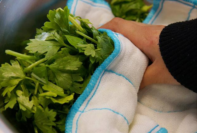 Bước 1: Ta nhặt và rửa sạch và vẩy để rau thật khô. Nếu muốn nhanh, bạn có thể dùng khăn sạch để hút bớt độ ẩm trong lá, tránh tình trạng khi trộn bột sẽ bị vón cục. Bạn nhớ đừng bỏ muối khiến lá thêm ướt và dính vào nhau.