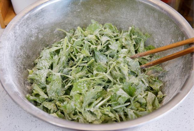 Bước 3: Thêm khoảng nửa bát bột, trộn nhẹ nhàng để lá cần tây được phủ đều bằng bột.