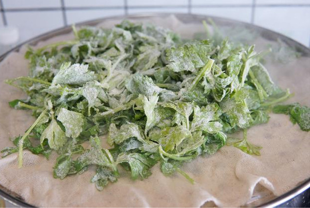 Bước 4: Trải lá cần tây phủ bột lên nồi hấp, cho vào nồi hấp, hấp trong 3 phút ở nhiệt độ cao. Không nên hấp lâu vì lá rất dễ nát và chuyển màu vàng.