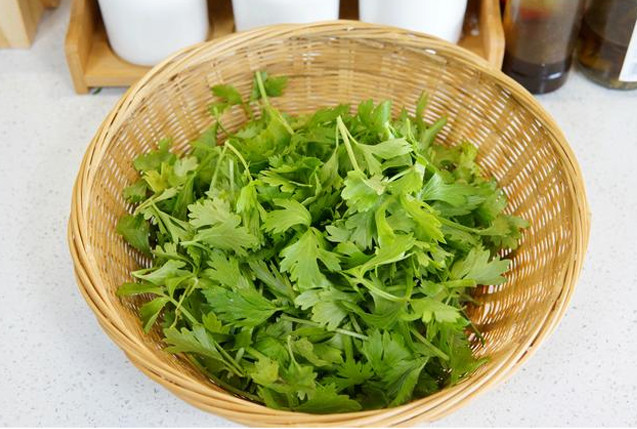 Vậy chế biến lá cần tây thế nào vừa tốt lại vừa dễ ăn? Dưới đây là cách làm lá cần tây hấp, đảm bảo giữ được chất dinh dưỡng lại ngon miệng. Thành phần chuẩn bị: lượng lá cần tây thích hợp, một bát bột nhỏ, một ít dầu trộn salad. 