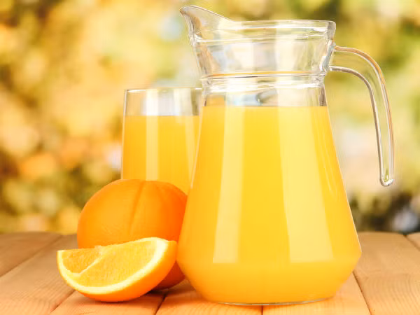  Nước ép cam: Do chứa nhiều vitamin C nên nước ép cam rất tốt cho người bị viêm họng. Nếu bị viêm họng nên bạn uống 1 ly nước ép cam tươi.