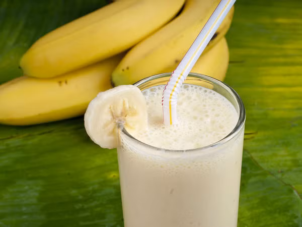  Nước ép chuối: Chuối chứa nhiều kali nên được xem là một phương pháp chữa đau họng tự nhiên. Ăn chuối hoặc uống nước ép chuối giúp ngăn ngừa cảm lạnh và ho.