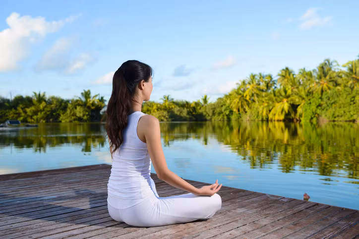 Sau đó, bạn hãy thở ra từ từ để bụng co lại thật nhẹ nhàng. Ngực của bạn sẽ không di chuyển. Ảnh: bidvmetlife.