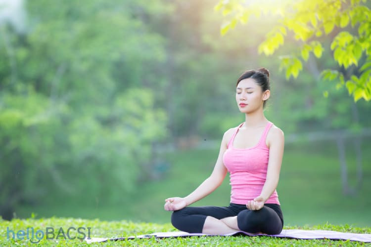 Để thực hiện kỹ thuật thở ngang, trước hết bạn cần bắt đầu bằng việc thư giãn toàn bộ cơ thể. Ảnh: hellobacsi.