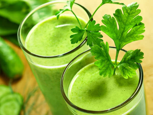 Để làm sinh tố bạc hà, bạn rửa sạch 1 nắm lá bạc hà và 1 nắm lá mùi, cho vào máy xay sinh tố cùng một chút muối và hạt tiêu đen rồi xay thật nhuyễn.