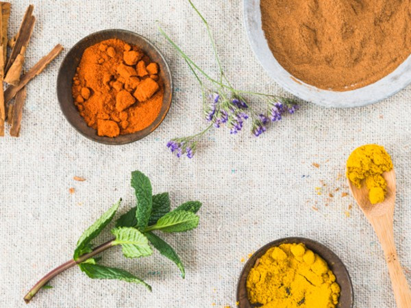 Sau đó, bạn đổ hỗn hợp trên ra cốc, vắt một chút nước cốt chanh trước khi thưởng thức.